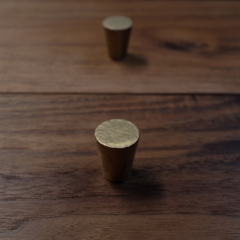 純銅製シングルホールプル、ハンマードブラス製引き出しハンドル - Furniture Grade Hardware のレビューと価格